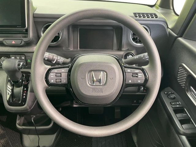 【ステアリングスイッチ】運転中、前方から目線をそらすことなく、オーディオ等の操作が可能な便利機能!安心&快適なドライブを演出してくれます♪