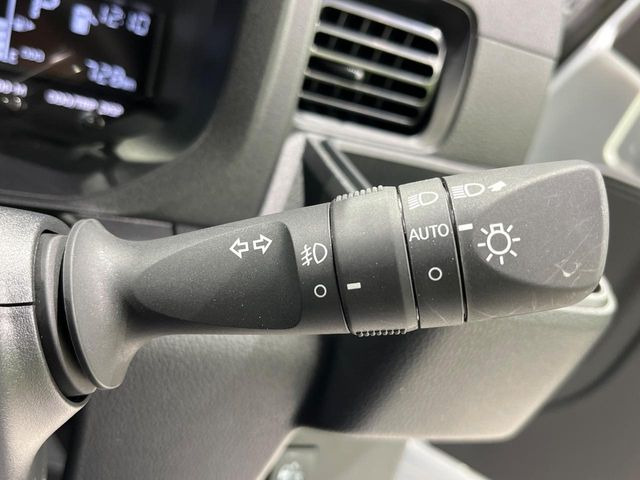 【オートライト】周りの明るさに応じて自動でヘッドライトの点灯・消灯ができる機能です!ライトの付け忘れ・消し忘れなどが無くなり、雨の日や夕方の走行も安心!トンネル通過時も便利ですね♪