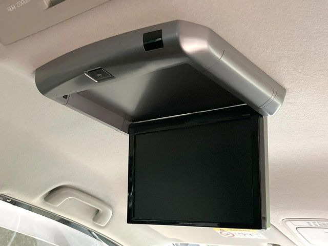 【フリップダウンモニター】大画面モニターで後席でもエンタメをお楽しみいただけます。小さなお子様にも大人気の装備です♪