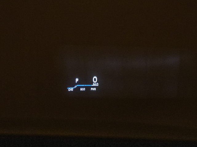 ヘッドアップ・ディスプレイ(HUD)現在のスピードや、前方の車線情報など、運転に必要な情報を、目の前のウインドウガラスに表示する機能です。これにより、目線の移動が少なく済み、安全です。
