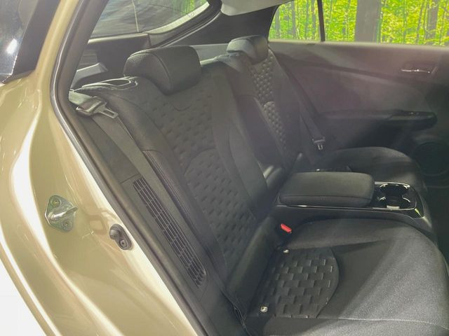 後部座席も気になるようなキズ・汚れやへたり等、大きなダメージはなく、良好な状態です。