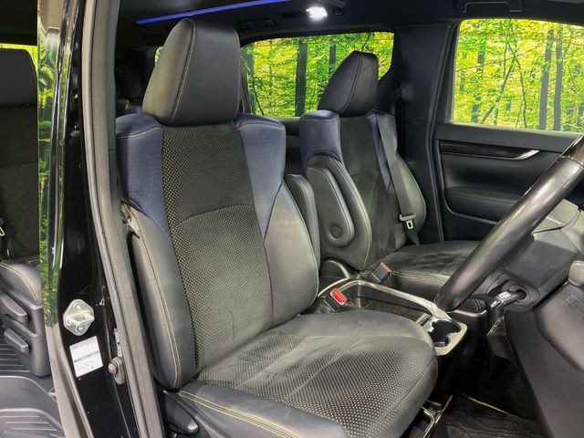 運転席シート廻りは使用感も少なく、良好な状態となっています。丁寧に使われていたことがよくわかりますね。