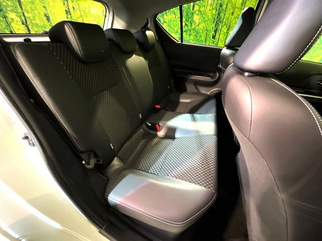 後部座席も気になるようなキズ・汚れやへたり等、大きなダメージはなく、良好な状態です。