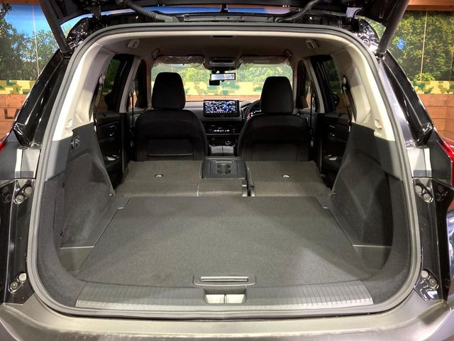 普段のお買い物や通勤、送迎等に十分な荷室スペースを確保しております。セカンドシートを倒すと、大きな荷物の積載も可能です♪