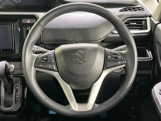 【純正革巻きステアリング】上質な革を使用することで、手にしっかり馴染みとても運転しやすいハンドルです♪