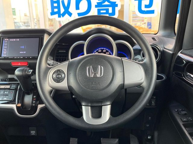 ステアリングも使用感が少なく、きれいな状態となっております♪