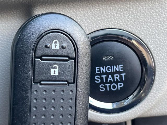 【キーフリーシステム】カバンやポケットに入れたままでもドアの施錠・解錠が可能なスマートキーを装備。エンジンのオン・オフ時もカギを取り出す必要が無いからとっても便利です♪