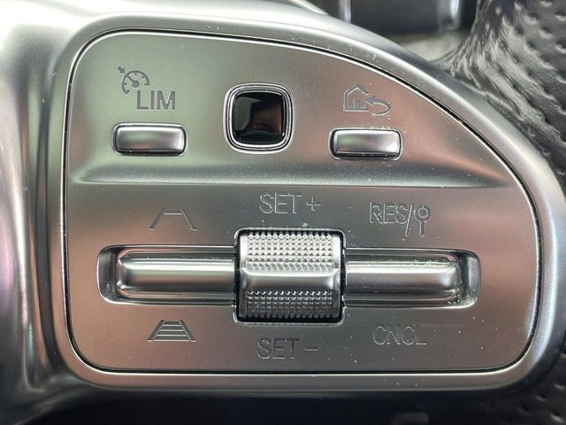 ●レーダークルーズコントロール:前の車との車間距離を一定にとりつつ、一定速度で自動走行してくれる次世代のクルーズコントロール!主に高速道路や自動車専用道路で使用する便利な機能です!