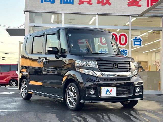 高透明度のガラス皮膜で撥水はもちろん、上質なツヤ・光沢を実現。紫外線や酸性雨から大切な愛車を保護し、色あせ・劣化を防止。「弾スプラッシュコート」、「弾プリミッサコート」からお選びいただけます。