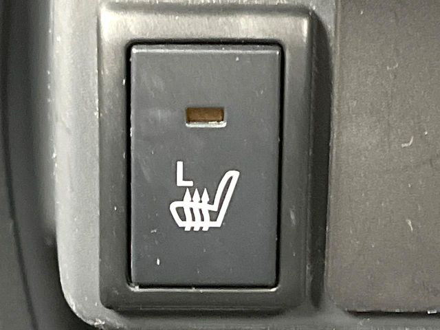 【シートヒーター】寒い日に重宝するシートヒーター!エアコンより早く温まってくれるので寒がりの人も安心ですね♪エアコンの温風は乾燥するから苦手、という方にもをおすすめです。