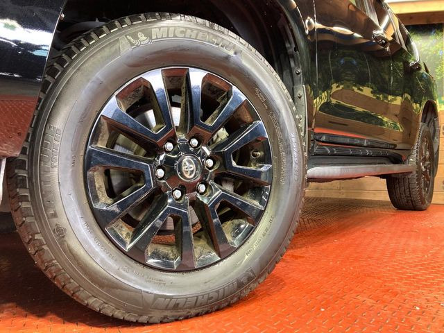 【グレード専用純正18インチアルミホイール】デザイン性の高い純正アルミホイールを装着しております。各種社外アルミホイールや、スタッドレスタイヤも取扱いしております。是非ご相談ください♪