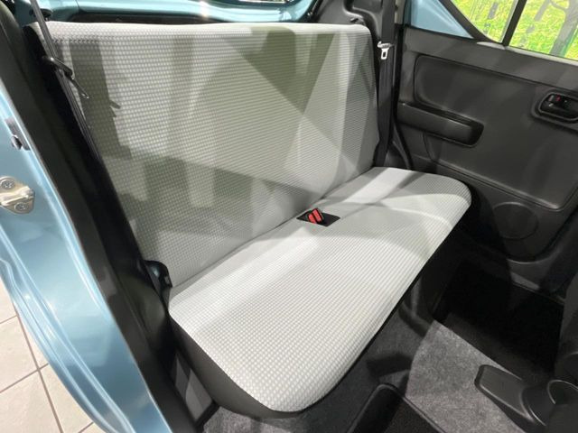 後部座席も気になるようなキズ・汚れやへたり等、大きなダメージはなく、良好な状態です。