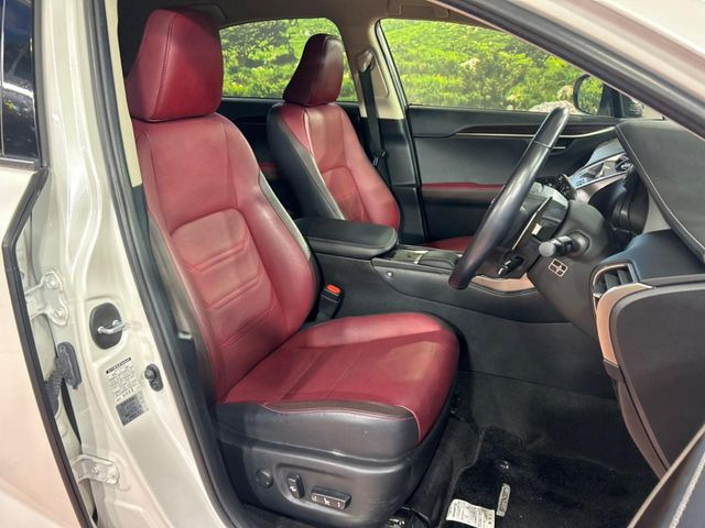 後部座席も気になるようなキズ・汚れやへたり等、大きなダメージはなく、良好な状態です。