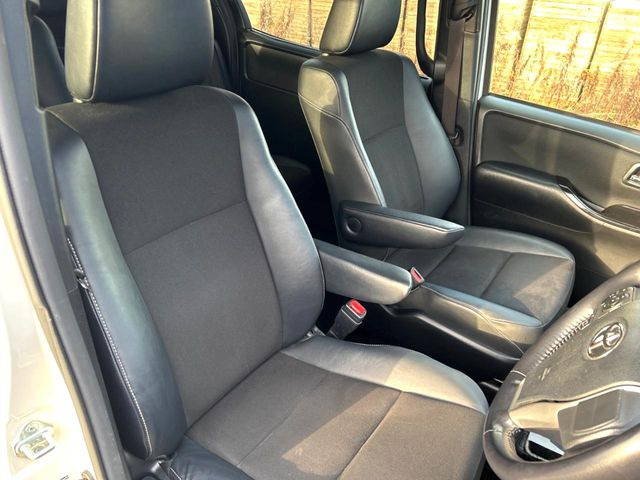 【ハーフレザーシート】高級感と座り心地を両立した人気のシート♪背面・座面のファブリック素材は、通気性の良さや滑りにくさに優れています。気温や服装に左右されず快適にお乗りいただけます。