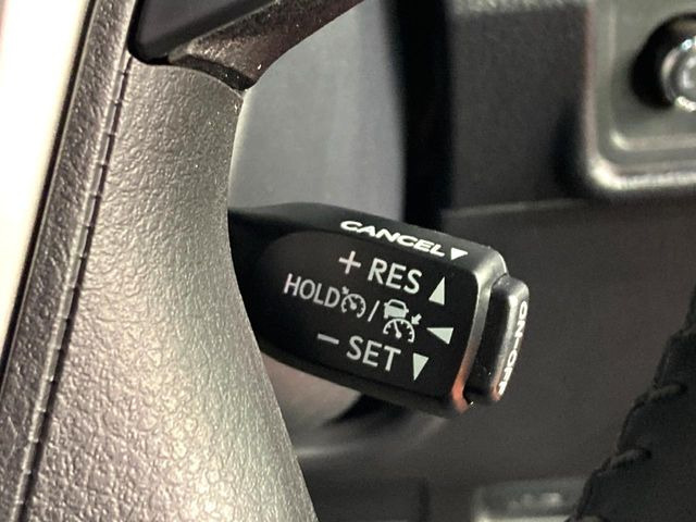 【レーダークルーズコントロール】高速道路での長距離走行が楽に!!自動で速度を保つクルーズコントロールが、衝突軽減システムと連携し、前方の車両を感知して車間を保つように速度調節してくれます!!