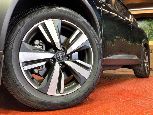 【純正19インチアルミホイール】外観にマッチした純正アルミホイールを装着しております。各種社外アルミホイールや、スタッドレスタイヤも取扱いしております。是非ご相談ください♪