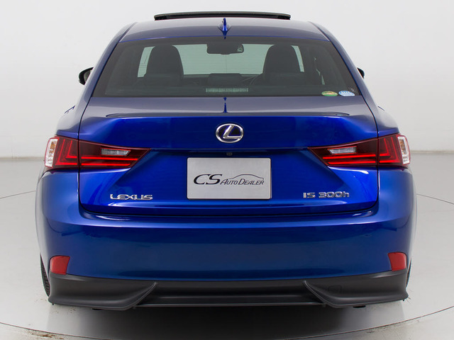 純正マルチ連動型のカラーバックモニター搭載。ギアをバックに入れると自動的に切り替わる優れものです。鮮明なカメラ画像にて車庫入れをサポートしてくれます。これで車庫入れも安心ですね。