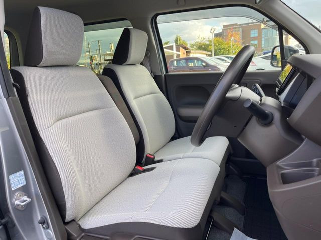 運転席シート廻りは使用感も少なく、良好な状態となっています。丁寧に使われていたことがよくわかりますね。