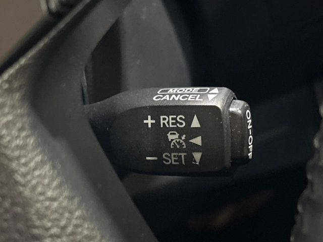 【レーダークルーズコントロール】高速道路での長距離走行が楽に!!自動で速度を保つクルーズコントロールが、衝突軽減システムと連携し、前方の車両を感知して車間を保つように速度調節してくれます!!