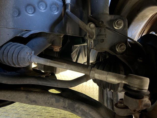 お車を安心してお乗りいただく為には、足回りの定期点検が欠かせません。サービスサポート(有償保証)では無料点検もご提供しており、安心のカーライフをお過ごしいただけるサポート体制が整っています。