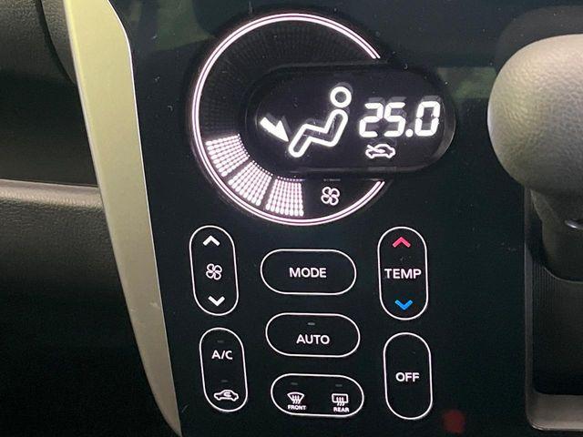 【オートエアコン】一度お好みの温度に設定すれば、車内の温度を検知し風量や温度を自動で調整。暑い…寒い…と何度もスイッチ操作をする必要はありません。快適な車内空間には必須の機能ですね♪