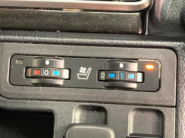 【シートベンチレーション】夏場は涼しい風でお尻や背中の熱やムレを防ぎ、冬はエアコンよりも早く温まってポカポカに!季節を問わず快適に過ごせます。