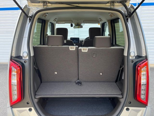 積み下ろしのしやすいデッキにはたっぷりと荷物を積み込んでいただけます。遊びから仕事まで、様々なシーンで頼れます♪