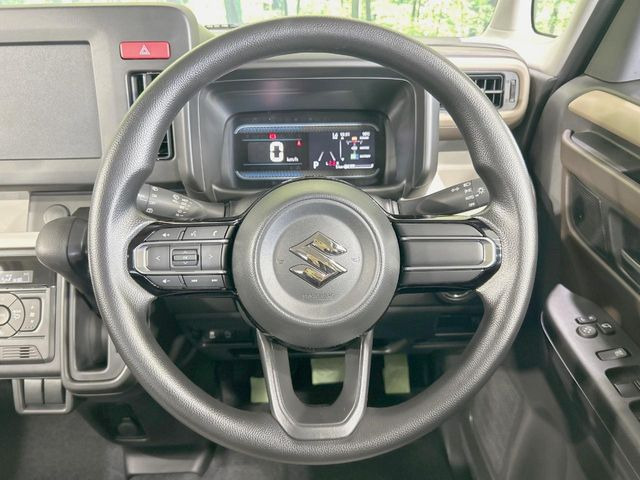 �C���e���A�ɍ��킹���f�U�C���̃X�e�A�����O�́A�^�]�������̂��Ƃ��l���A�^�]���₷���`��A�傫���ł��B�����x�A���ۂɐG���Ă��m���߂��������B