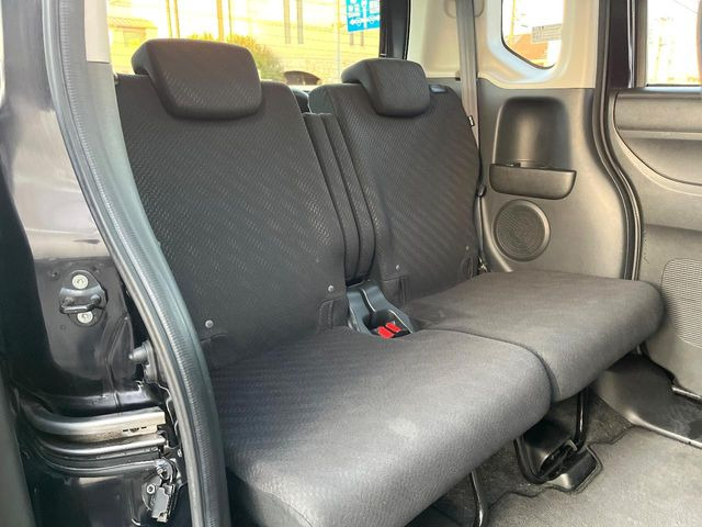 後部座席も気になるようなキズ・汚れやへたり等、大きなダメージはなく、良好な状態です。