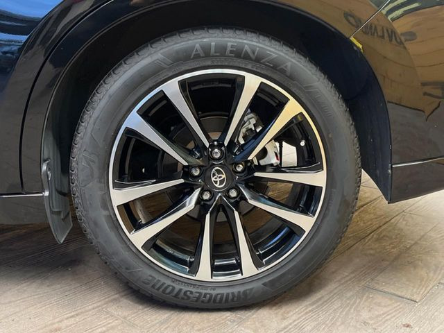 【グレード専用純正19インチアルミホイール】デザイン性の高い純正アルミホイールを装着しております。各種社外アルミホイールや、スタッドレスタイヤも取扱いしております。是非ご相談ください♪