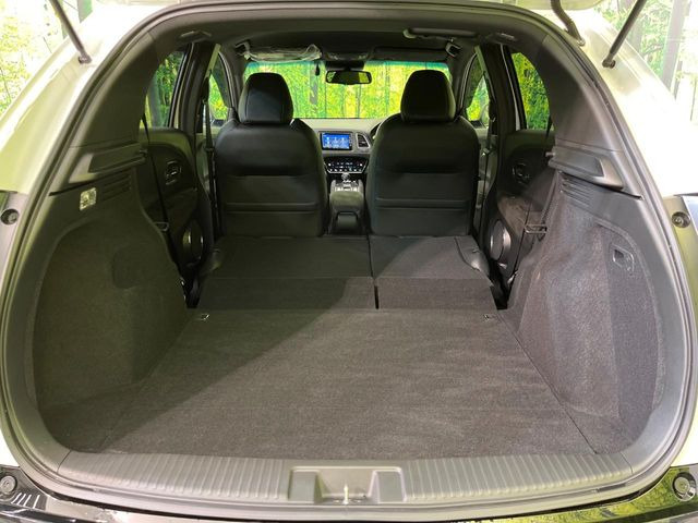 普段のお買い物や通勤、送迎等に十分な荷室スペースを確保しております。セカンドシートを倒すと、大きな荷物の積載も可能です♪