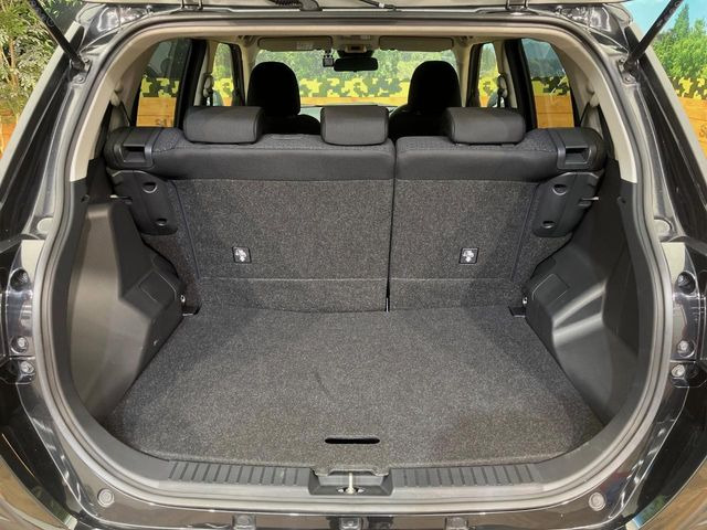 ���i�̂���������ʋ΁A���}���ɏ\���ȉ׎��X�y�[�X���m�ۂ��Ă���܂��B�Z�J���h�V�[�g��|���ƁA�傫�ȉו��̐ύڂ��\�ł���