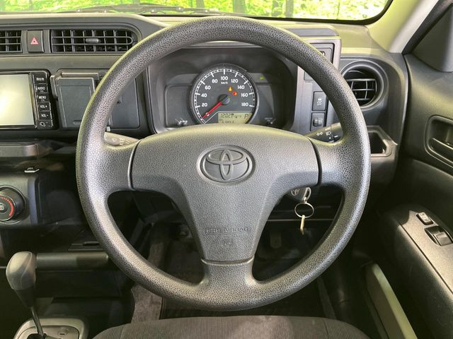 �C���e���A�ɍ��킹���f�U�C���̃X�e�A�����O�́A�^�]�������̂��Ƃ��l���A�^�]���₷���`��A�傫���ł��B�����x�A���ۂɐG���Ă��m���߂��������B