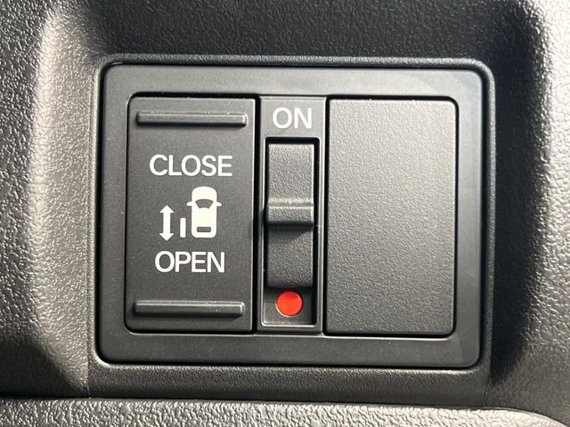 【パワースライドドア】スマートキーや運転席のスイッチでスライドドアの開閉が可能♪電動だから力を入れてドアを開ける必要が無く、小さいお子様でも、重い荷物を持っている時もラクに開け閉めできます♪