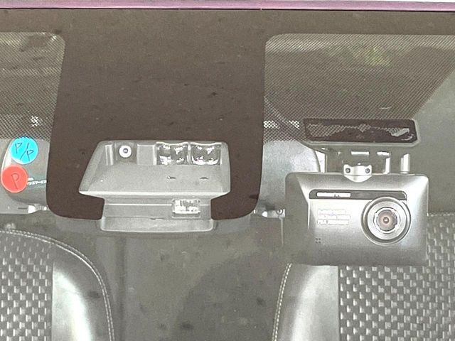 【トヨタセーフティセンス】走行中に前方の車両等を認識し、衝突しそうな時は警報とブレーキで衝突回避と被害軽減をアシスト。より安全にドライブをお楽しみいただけます。