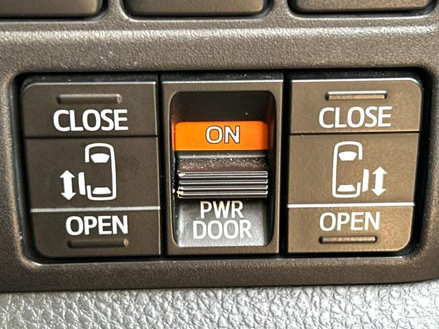 【両側パワースライドドア】スマートキーや運転席のスイッチで後席両側スライドドアの開閉が可能♪電動だから力を入れてドアを開ける必要が無く、小さなお子様でも簡単に開け閉めでき快適です♪