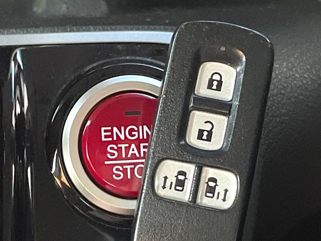 【Hondaスマートキー】カバンやポケットに入れたままでもドアの施錠・解錠が可能なスマートキーを装備。エンジンのオン・オフ時もカギを取り出す必要が無いからとっても便利です♪