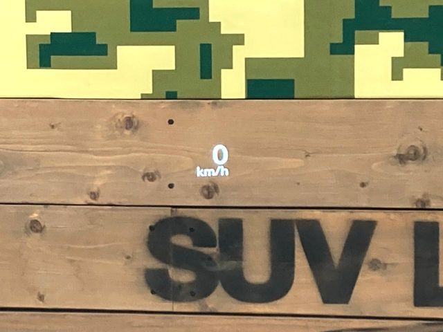 【ヘッドアップディスプレイ】現在の速度や走行情報をデジタル表示で運転席前方のガラスに投影!運転中、目線をずらさず必要な情報を確認できるのでとっても便利で安心!