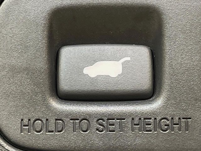 【ハンズフリーパワーバックドア】リアバンパー下部に足先を出し入れするだけでバックドアが自動で開閉♪両手が荷物でふさがっている時でもラクラク開閉操作が行えます!