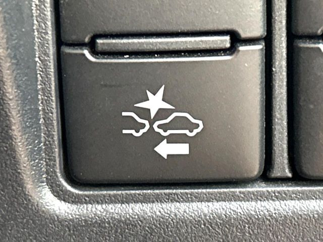 【プリクラッシュセーフティ】前方の車両等を検知し、衝突しそうな時は警報で注意を促し、ブレーキを踏む力をサポート。ブレーキを踏めなかった場合は衝突被害軽減ブレーキが作動、衝突回避をサポートします。