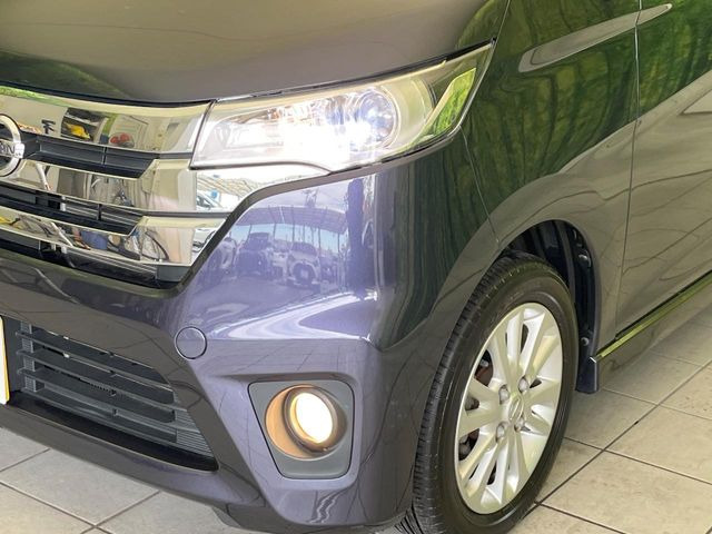 【HIDヘッドライト】非常に明るく前方を照らしてくれるので、悪天候や夜間の走行時も視界良好で安心してお乗りいただけます。