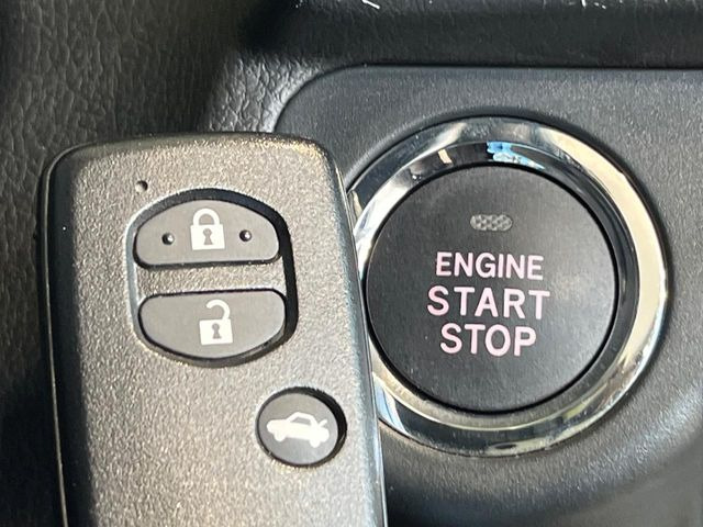 �y�A�N�Z�X�L�[&�v�b�V���X�^�[�g�z�J�o����|�P�b�g�ɓ��ꂽ�܂܂ł��h�A�̎{���E�������\�ȃX�}�[�g�L�[�𑕔��B�G���W���̃I���E�I�t�����J�M�����o���K�v�������A�{�^�����v�b�V�����邾����OK��