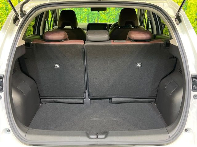 ���i�̂���������ʋ΁A���}���ɏ\���ȉ׎��X�y�[�X���m�ۂ��Ă���܂��B�Z�J���h�V�[�g��|���ƁA�傫�ȉו��̐ύڂ��\�ł���