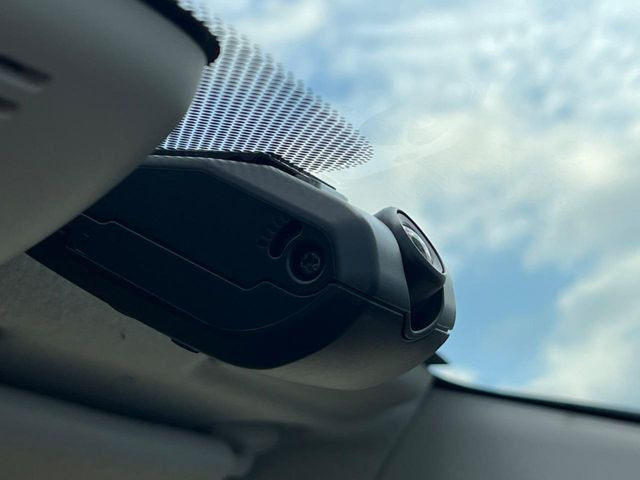 【ドライブレコーダー】安心・安全なカーライフに必須のドライブレコーダーを装備!走行中はもちろん、あおり運転や事故に遭遇した際の状況も映像で記録し、万一のリスクに備えます。