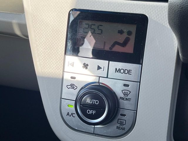 【オートエアコン】一度お好みの温度に設定すれば、車内の温度を検知し風量や温度を自動で調整。暑い…寒い…と何度もスイッチ操作をする必要はありません。快適な車内空間には必須の機能ですね♪