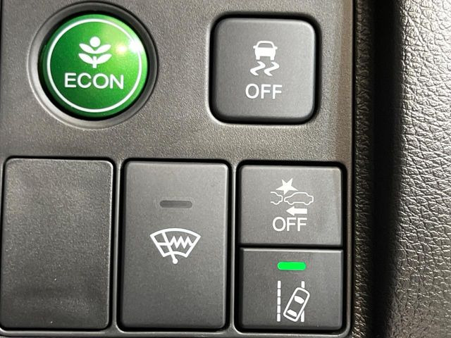 【ホンダセンシング】走行中に前方の車両等を認識し、衝突しそうな時は警報とブレーキで衝突回避と被害軽減をアシスト。より安全にドライブをお楽しみいただけます。