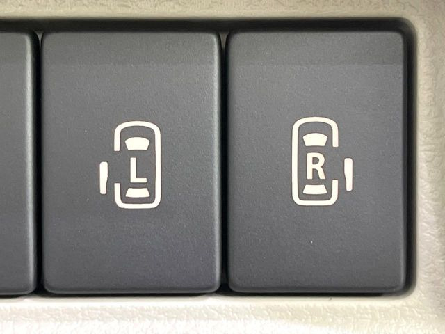 【両側パワースライドドア】スマートキーや運転席のスイッチで後席両側スライドドアの開閉が可能♪電動だから力を入れてドアを開ける必要が無く、小さなお子様でも簡単に開け閉めでき快適です♪