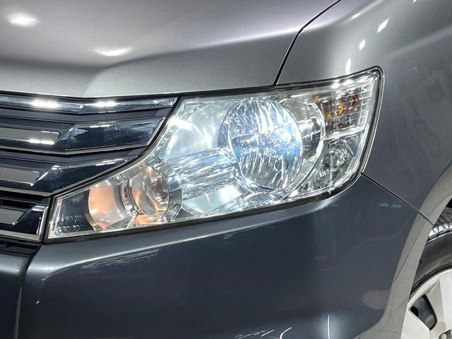 【HIDヘッドライト】非常に明るく前方を照らしてくれるので、悪天候や夜間の走行時も視界良好で安心してお乗りいただけます。