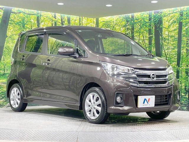 高透明度のガラス皮膜で撥水はもちろん、上質なツヤ・光沢を実現。紫外線や酸性雨から大切な愛車を保護し、色あせ・劣化を防止。「弾スプラッシュコート」、「弾プリミッサコート」からお選びいただけます。