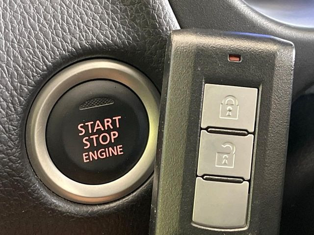 便利なキーレス&プッシュスタートシステム♪この電子キーを携帯しているだけで簡単にエンジンの始動やドアの解錠、施錠が可能です!また万が一の時も安心なエンジンイモビライザーもついてます!